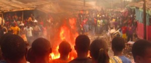 Buea, samedi 04 janvier 2014. Les populations assistent aux démolitions à Tolè.